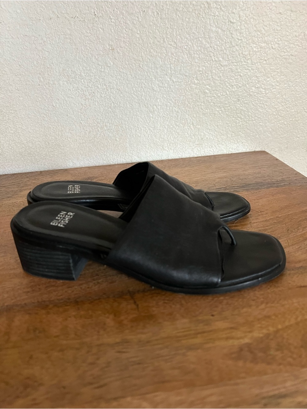 EILEEN FISHER Airy Black Leather Slide Sandals Thong Stacked Heel Size.7